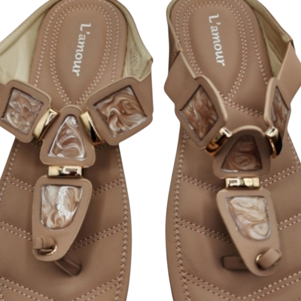 EU 40 L’Amour Neutral Tan Soft Power Sandals Gold Accent Low Wedge